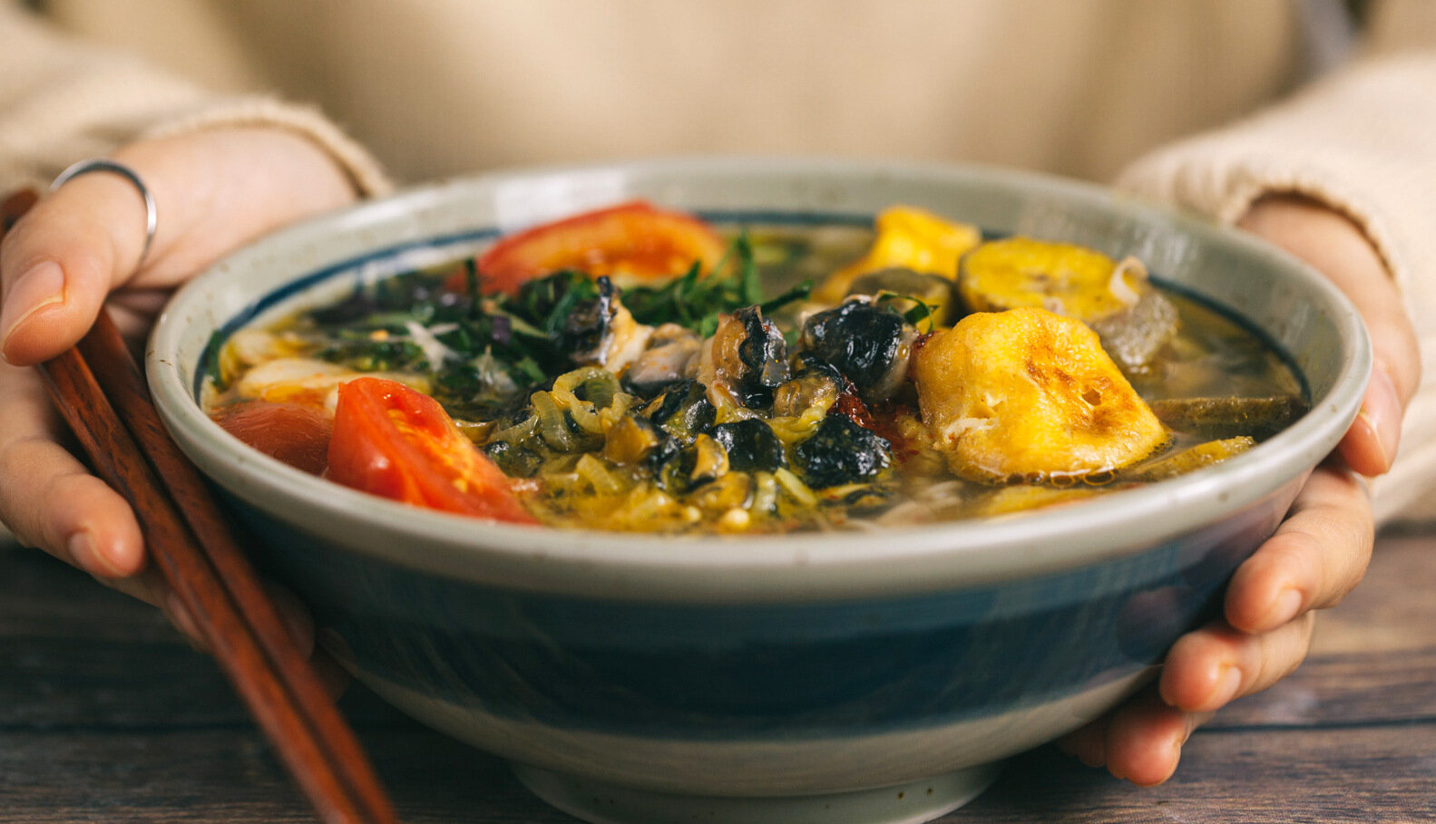 Experience Hanoi Tours with sustainable dining